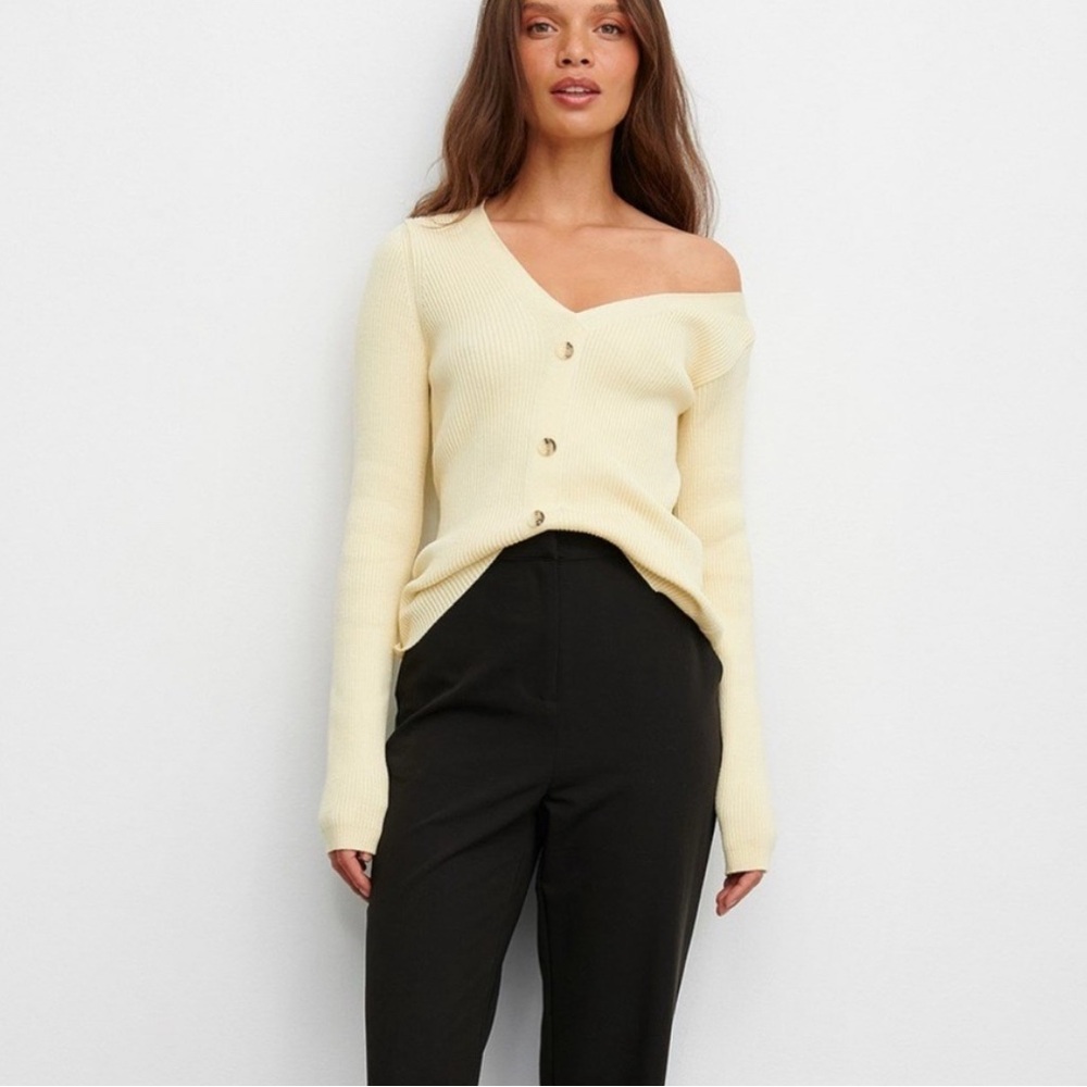 Na-kd assymetrical neckline sweater. Off-white/yellow
